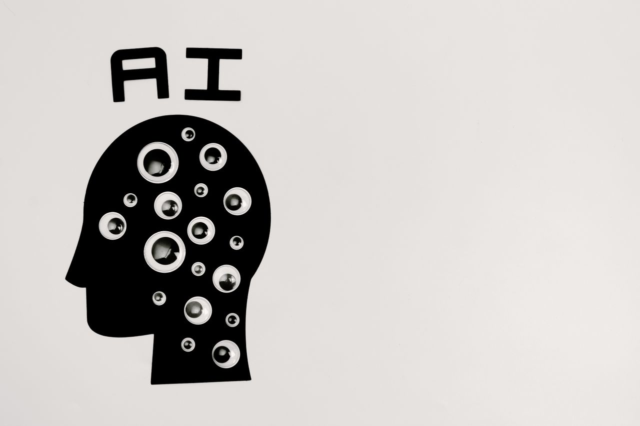 Silueta de una cabeza con las letras AI, símbolo de la inteligencia artificial en la educación