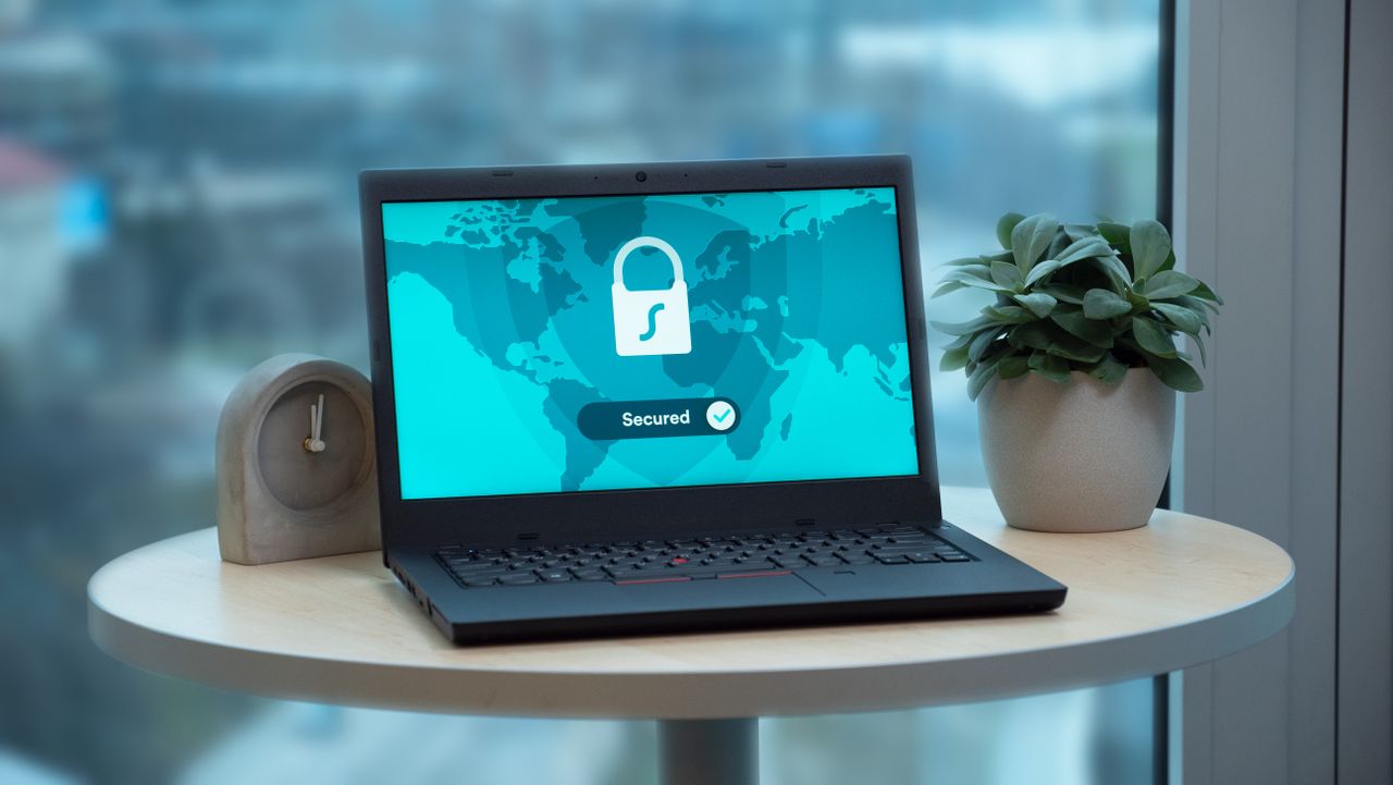 Computador portátil con un candado en pantalla, símbolo de la protección de datos personales